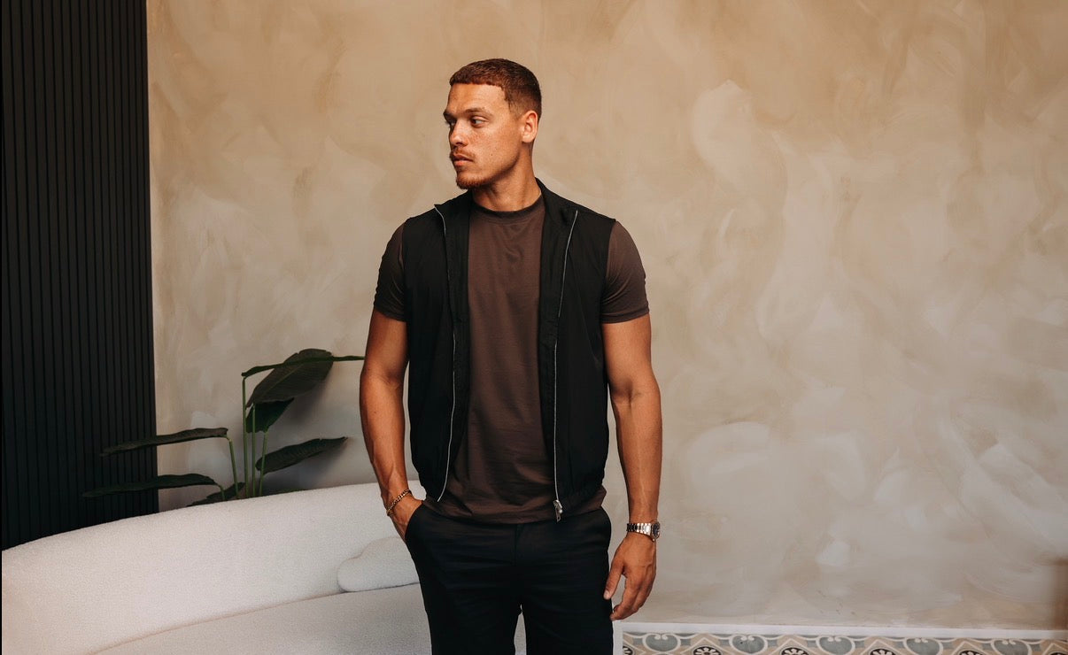 Model in een zwarte Core Bodywarmer over een bruin T-shirt