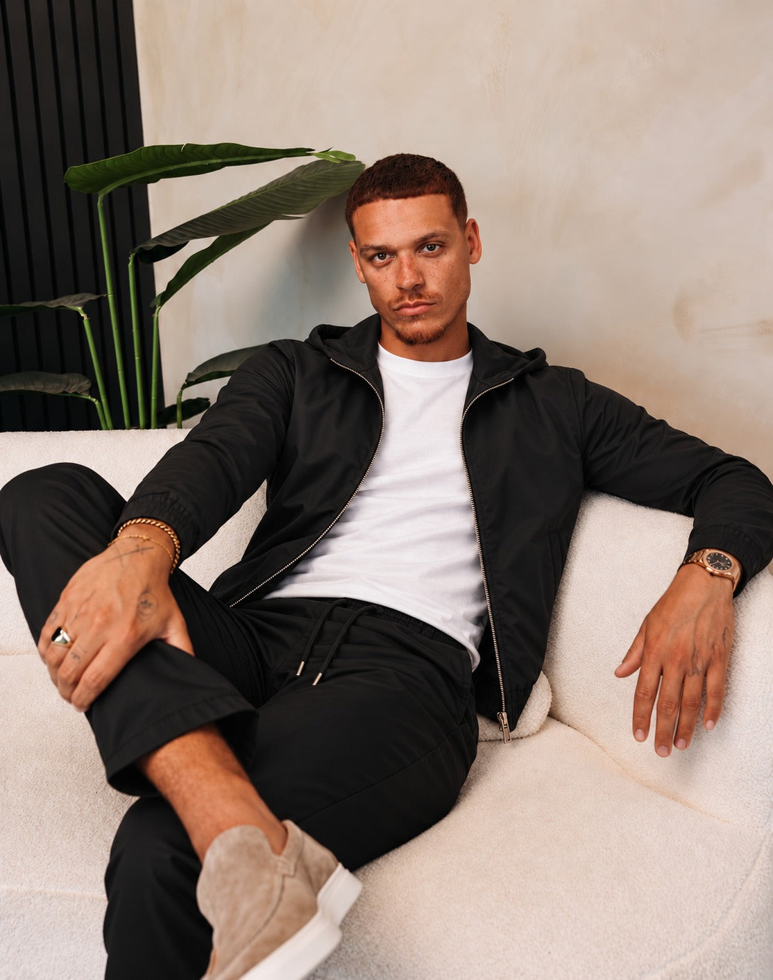Core Tech Tracksuit Black - lifestyle zittend