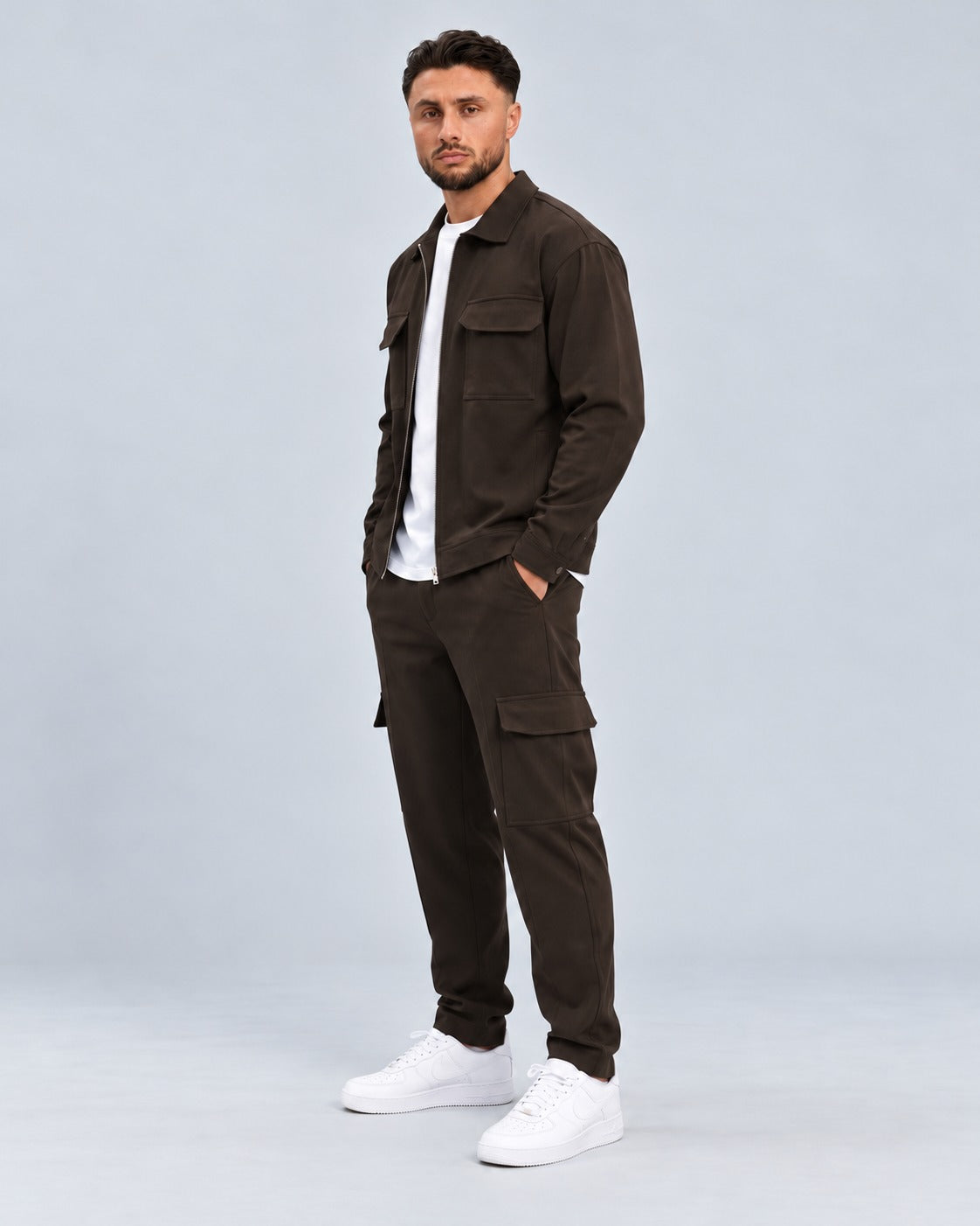 Essential Suit Dark Coffee - zijkant studio