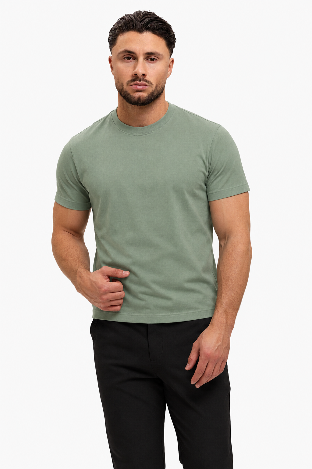 Classic Cotton T-shirt mint — studio pose, zwarte pantalon