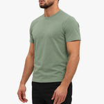 Classic Cotton T-shirt mint — studio side, zwarte pantalon