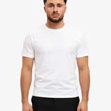 Classic Cotton T-shirt white — studio front, zwarte pantalon