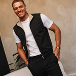 CORE BODYWARMER BLACK BEIGE — lifestylefoto met zwarte bodywarmer en beige binnenkraag