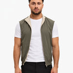 Core Bodywarmer Olive – voorkant, wit T-shirt en zwarte broek