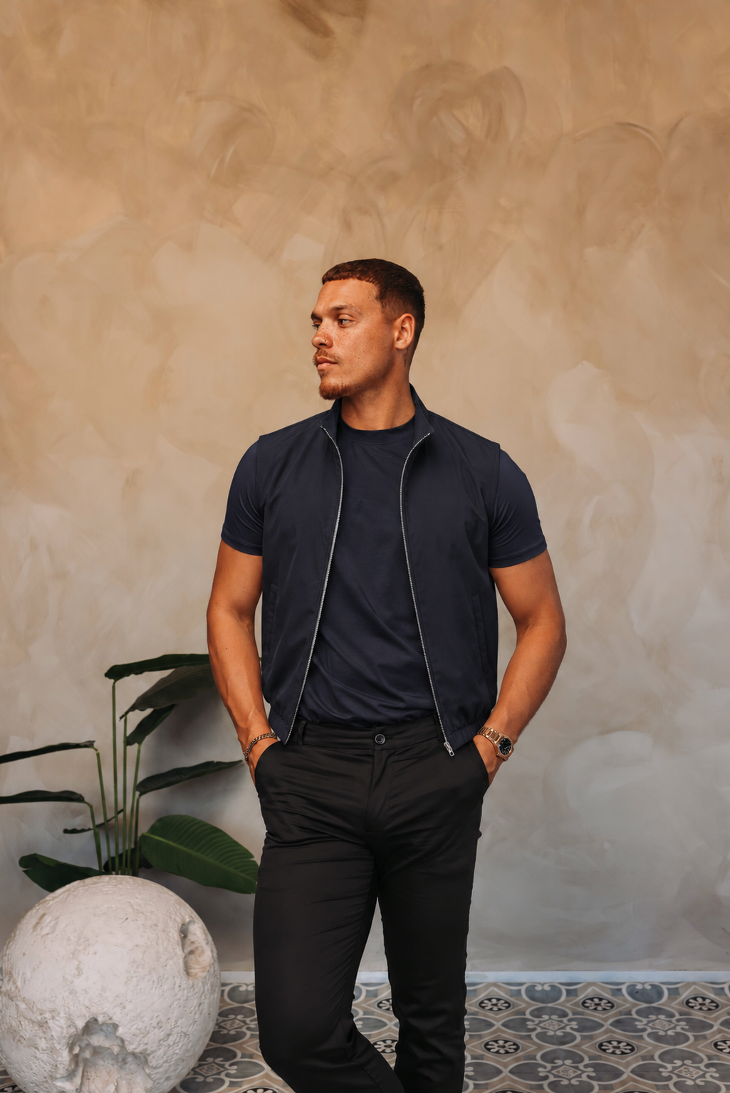 Core Bodywarmer navy met bijpassend Gloss-shirt en zwarte Valencia-broek – lifestyle 2