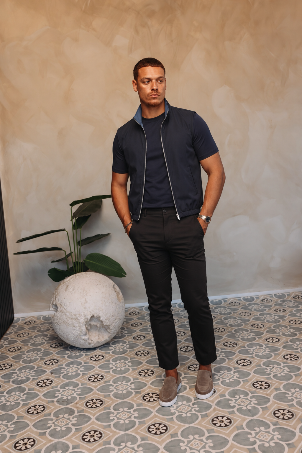 Core Bodywarmer navy met bijpassend Gloss-shirt en zwarte Valencia-broek – lifestyle 3