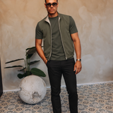 Core Bodywarmer olive met bijpassend Gloss-shirt en zwarte Valencia-broek – lifestyle 3