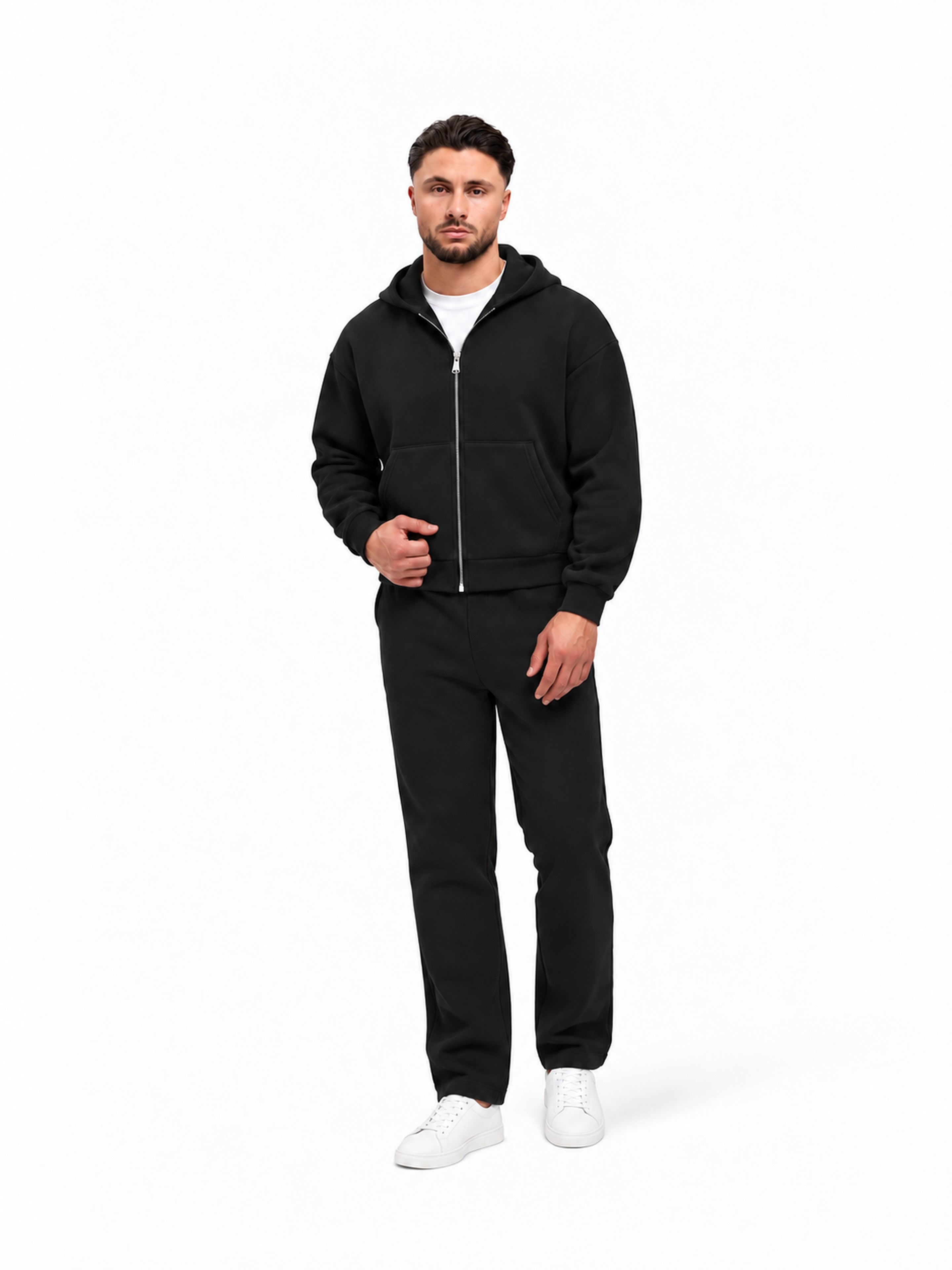 essential black - studio full-body met witte sneakers