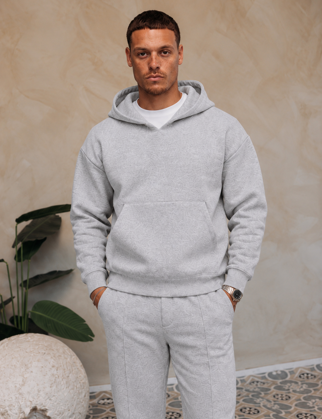 Essential Hoodie Light Grey, gedragen