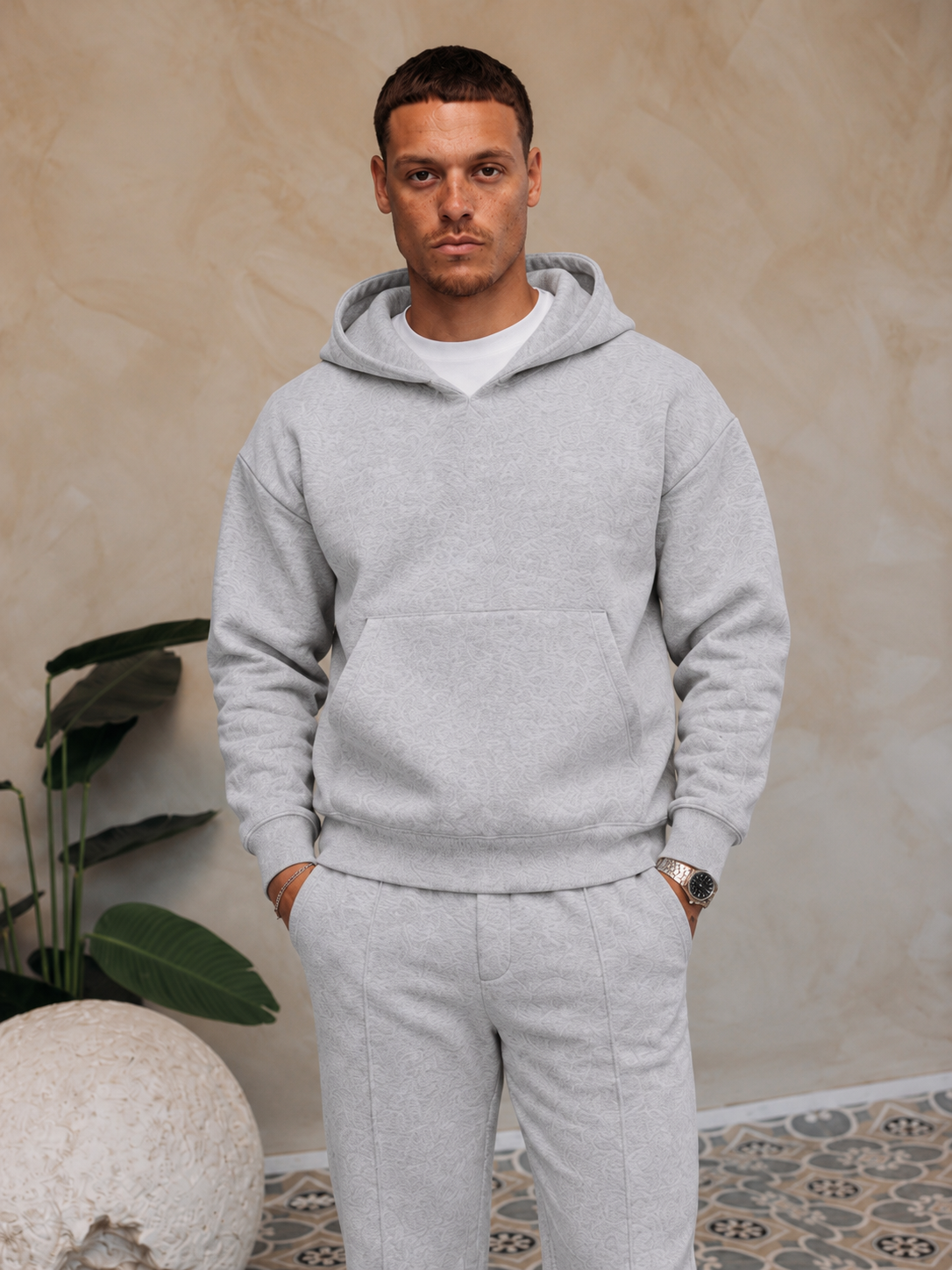 Essential Hoodie Light Grey, gedragen
