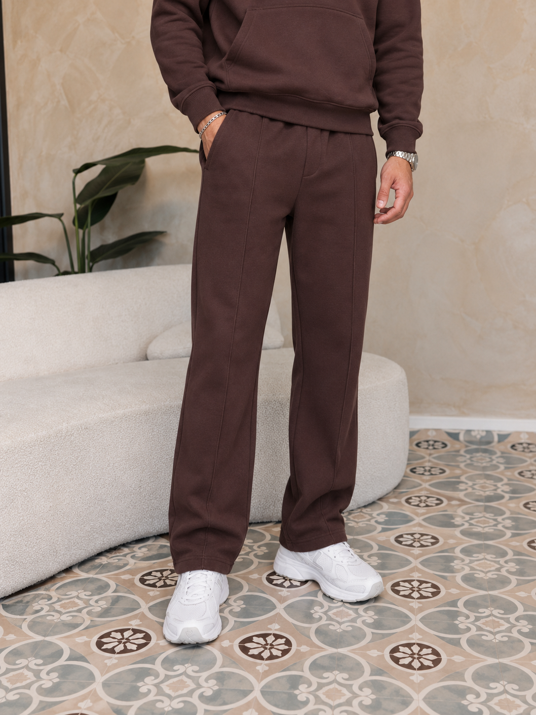 Essential Jogger Brown, gedragen