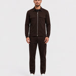 ESSENTIAL SUIT | DARK BROWN - volledige outfit met witte sneakers