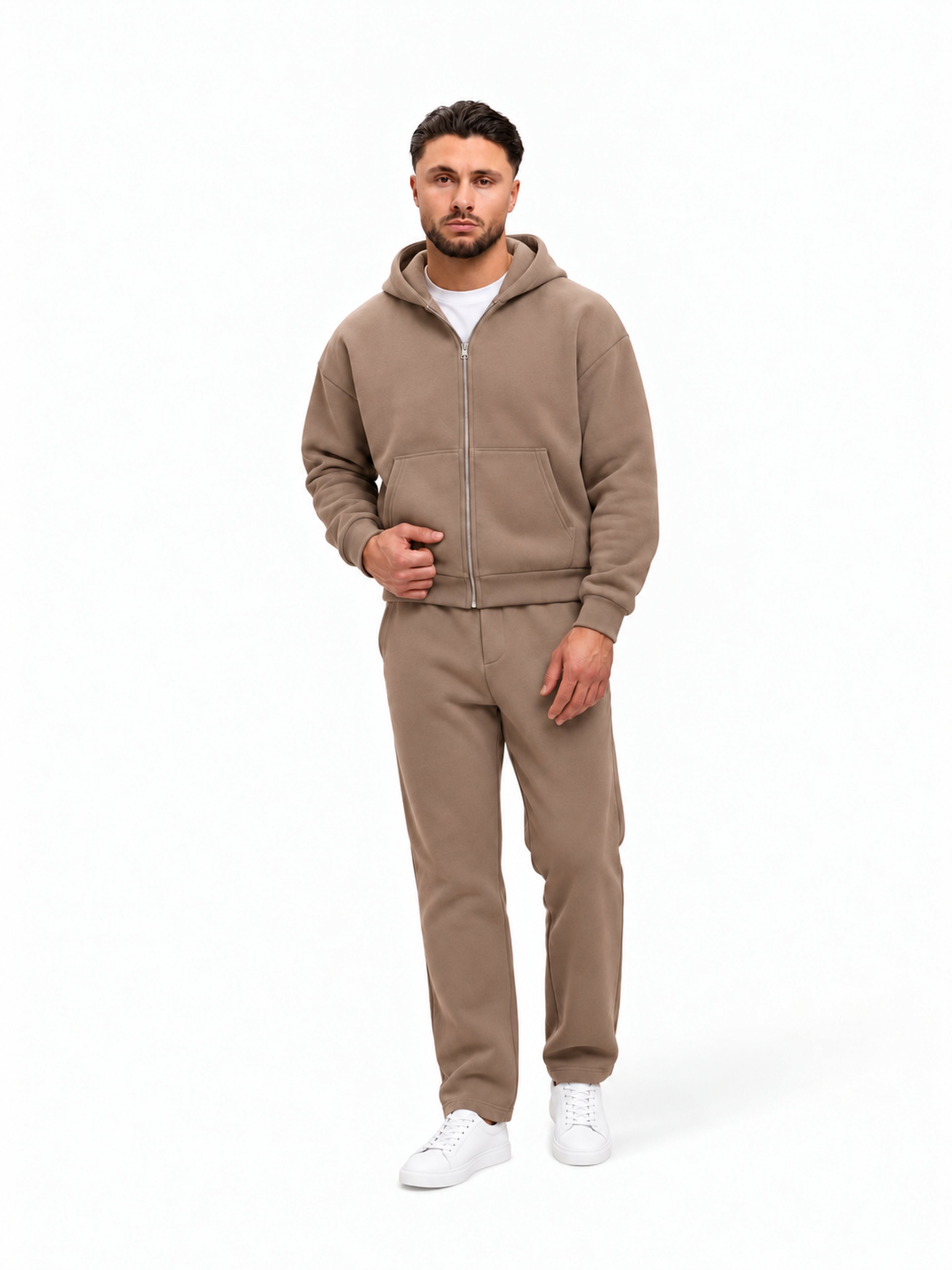 essential taupe - studio full-body met witte sneakers