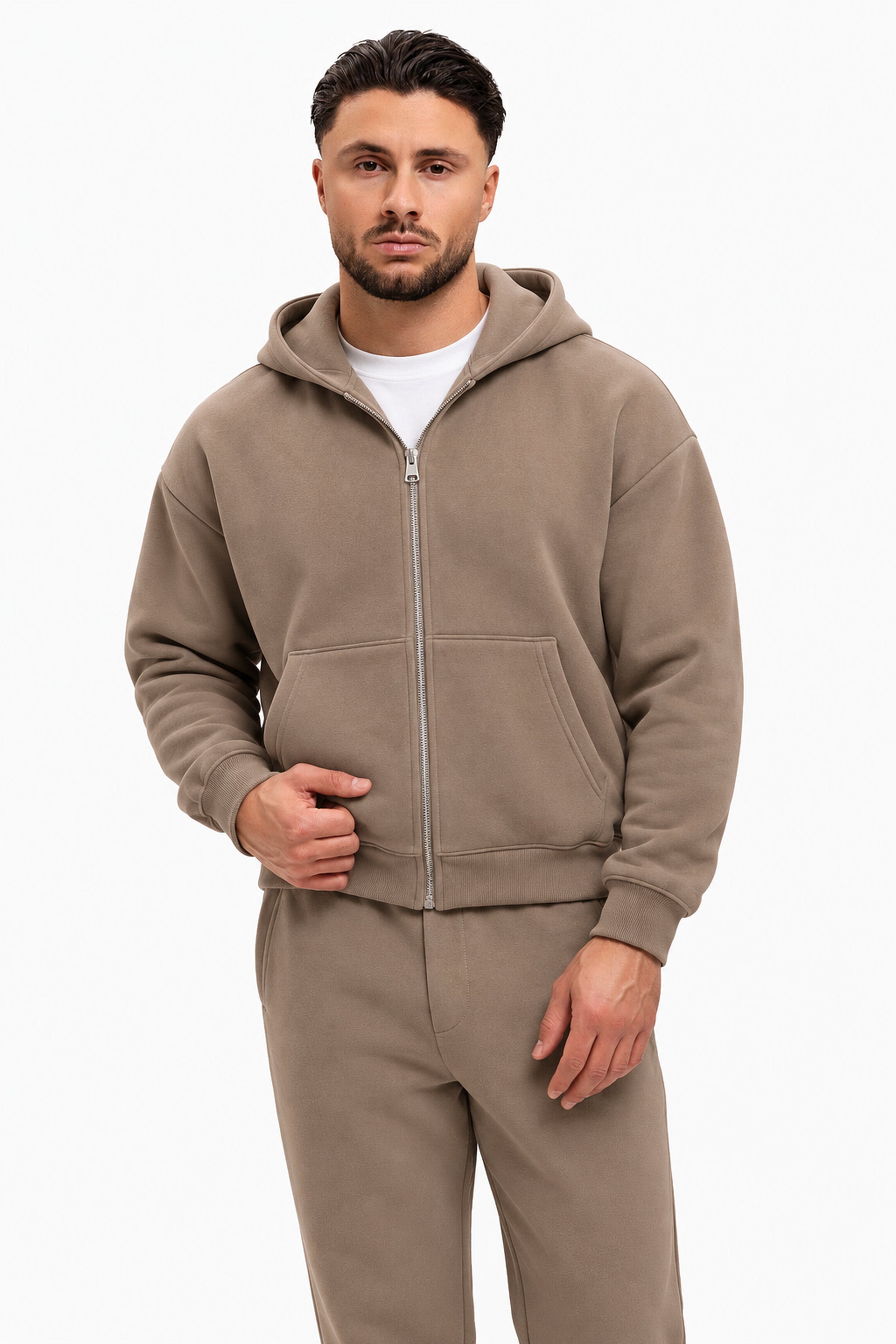 Essential Vest Taupe, pose