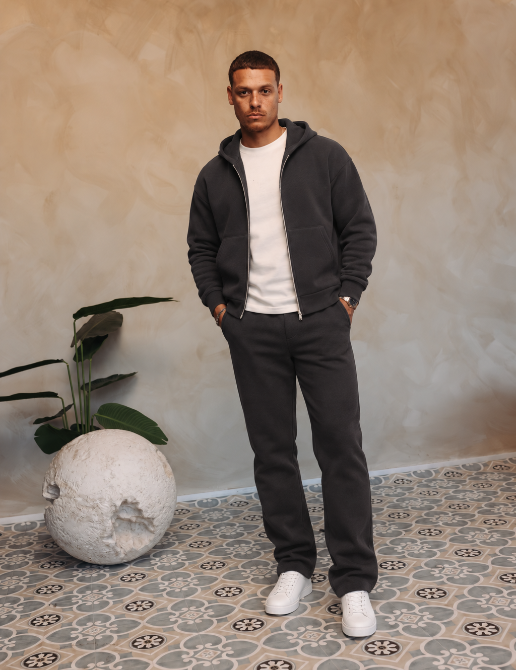Essential Vest Set Antraciet — open vest met wit shirt en witte sneakers