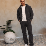 Essential Vest Set Antraciet — open vest met wit shirt en witte sneakers