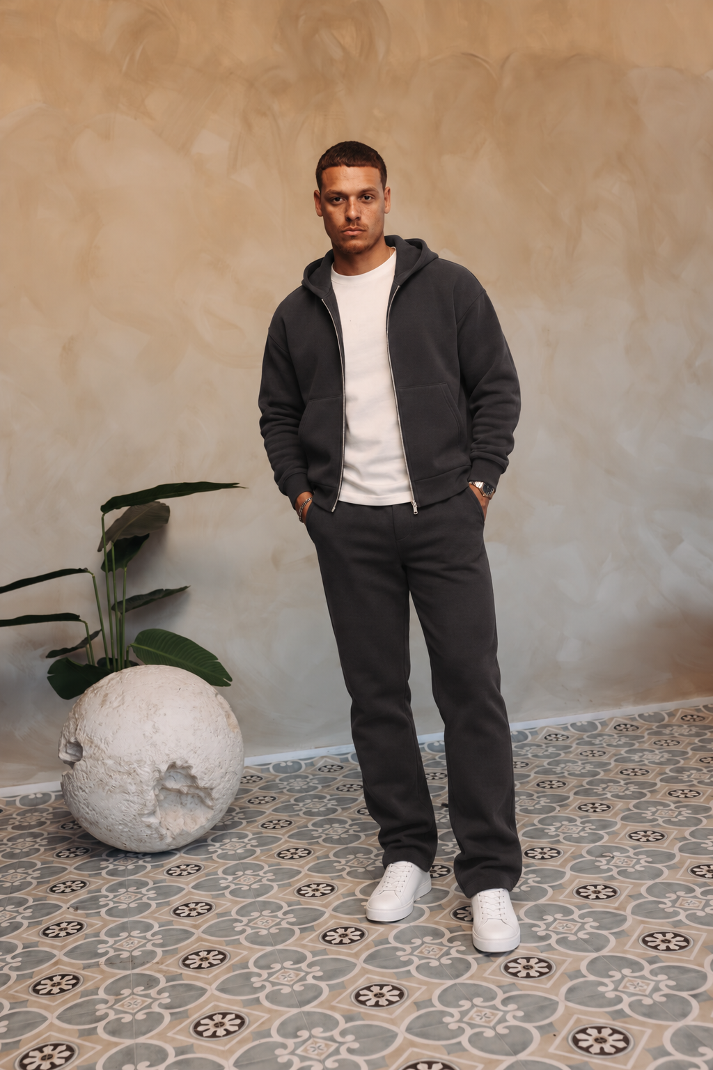 Essential Vest Set Antraciet — open vest met wit shirt en witte sneakers