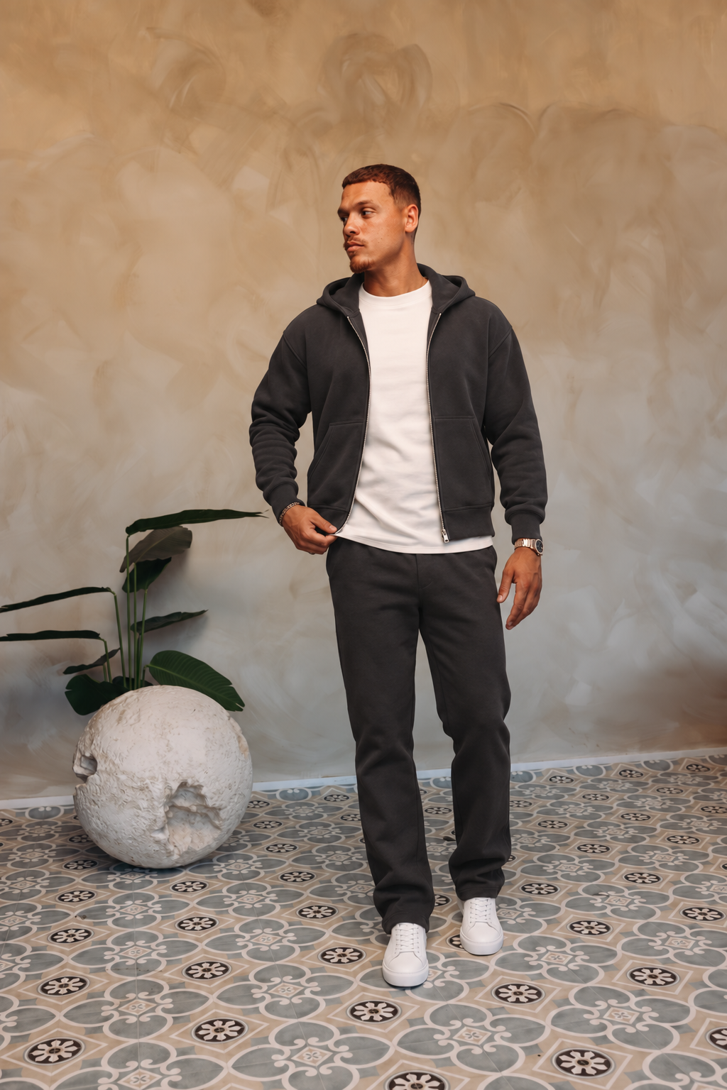 Essential Vest Set antraciet — open vest, wit shirt en witte sneakers, pose 02