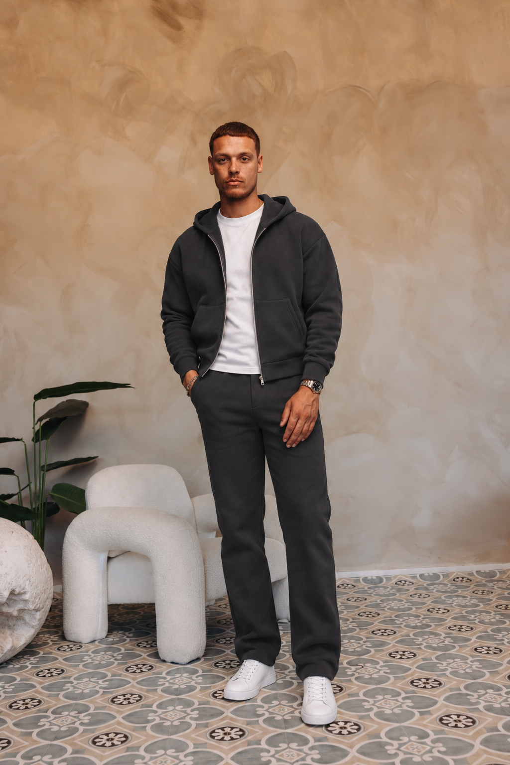 Essential Vest Set antraciet — open vest, wit shirt en witte sneakers, pose 03
