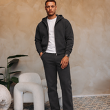 Essential Vest Set antraciet — open vest, wit shirt en witte sneakers, pose 03