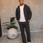 Essential Vest Set antraciet — open vest, wit shirt en witte sneakers, pose 04