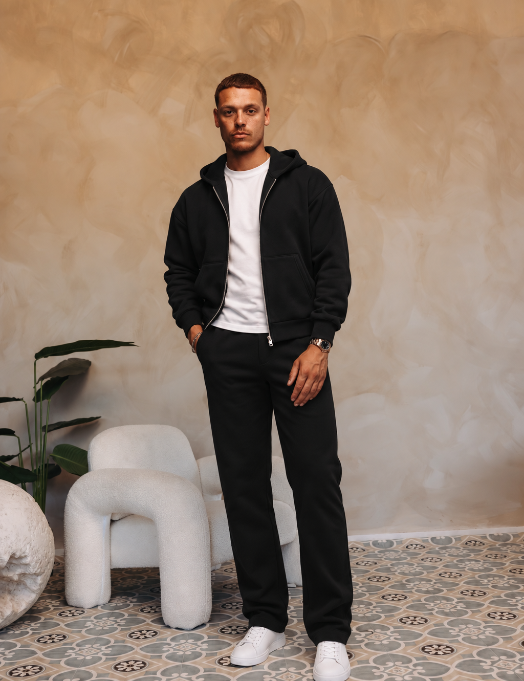 Essential Vest Set Black — open vest met wit shirt en witte sneakers