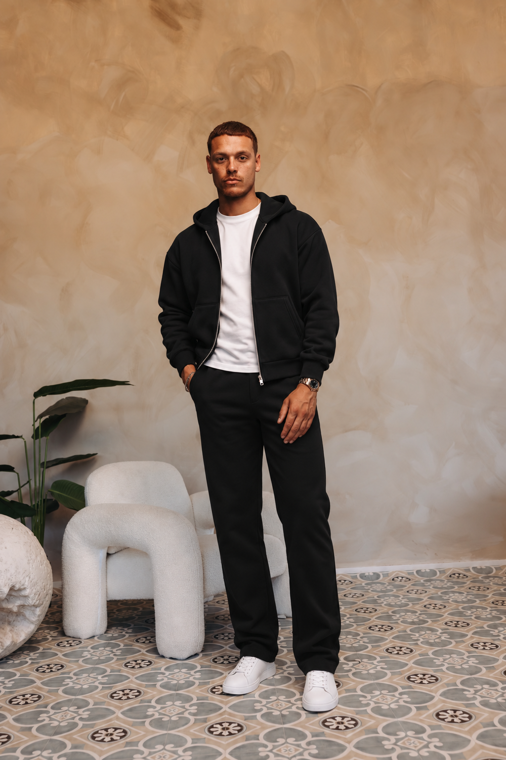 Essential Vest Set Black — open vest met wit shirt en witte sneakers