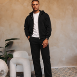 Essential Vest Set Black — open vest met wit shirt en witte sneakers