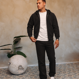 Essential Vest Set black — open vest, wit shirt en witte sneakers, pose 03