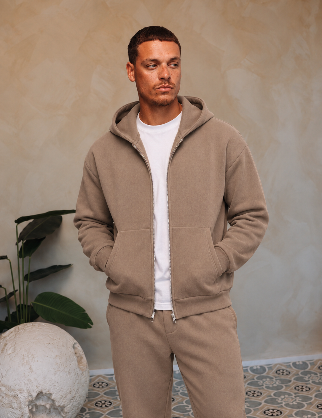 Essential Vest Taupe, gedragen