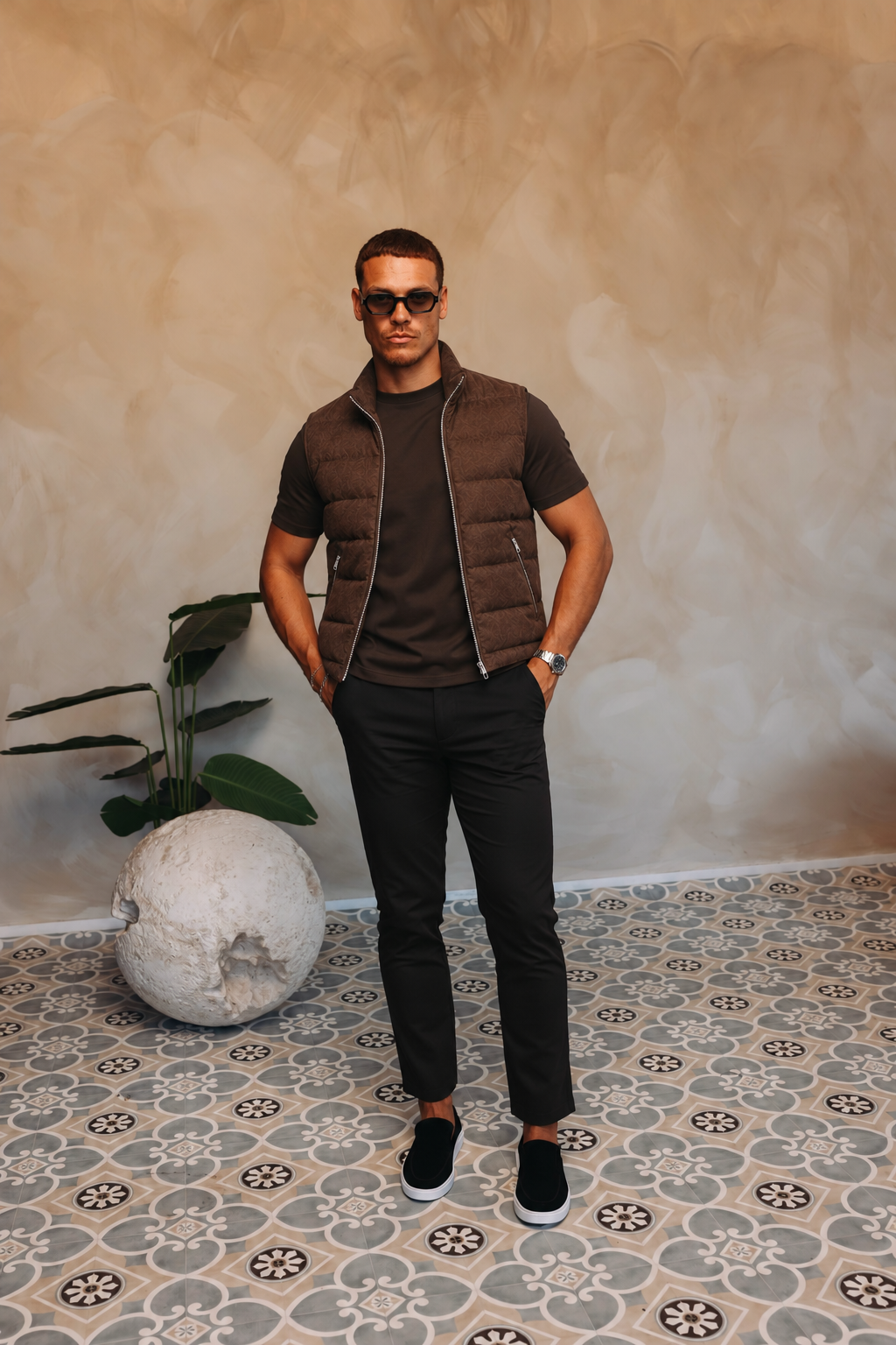 BASE BODYWARMER BROWN met passend Gloss-shirt en zwarte broek – lifestyle 1