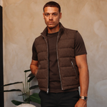 BASE BODYWARMER BROWN met passend Gloss-shirt en zwarte broek – lifestyle 3