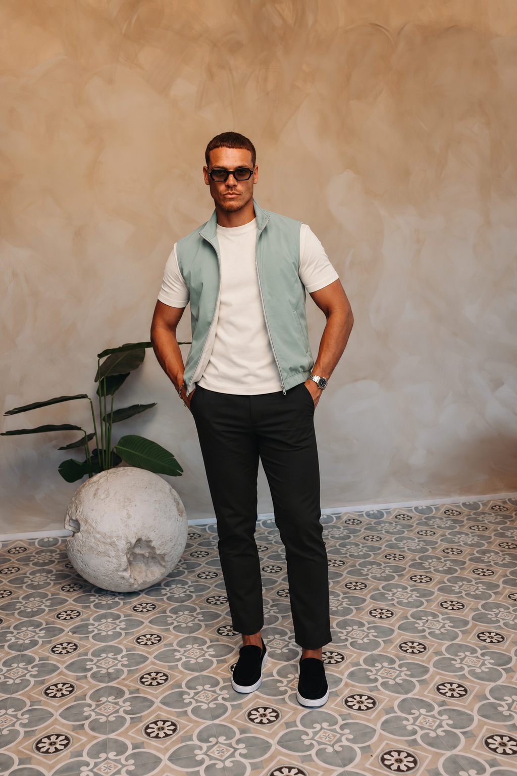 CORE BODYWARMER MINT met passend Gloss-shirt en zwarte broek – lifestyle 1