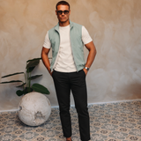 CORE BODYWARMER MINT met passend Gloss-shirt en zwarte broek – lifestyle 1