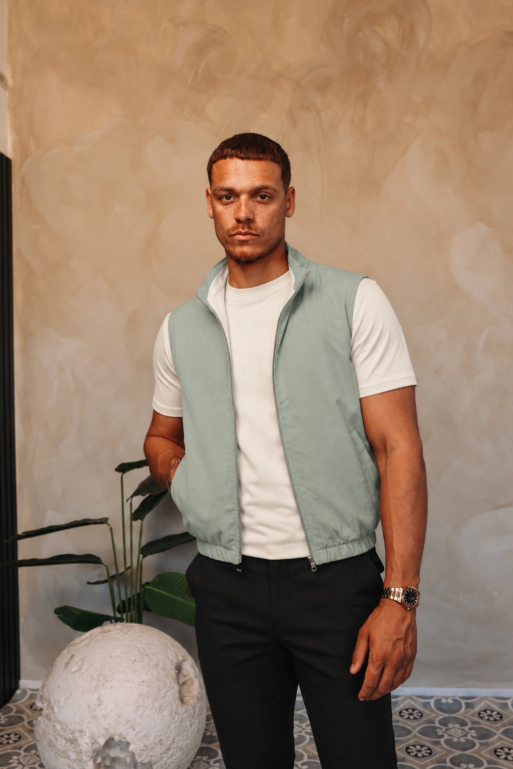 CORE BODYWARMER MINT met passend Gloss-shirt en zwarte broek – lifestyle 3