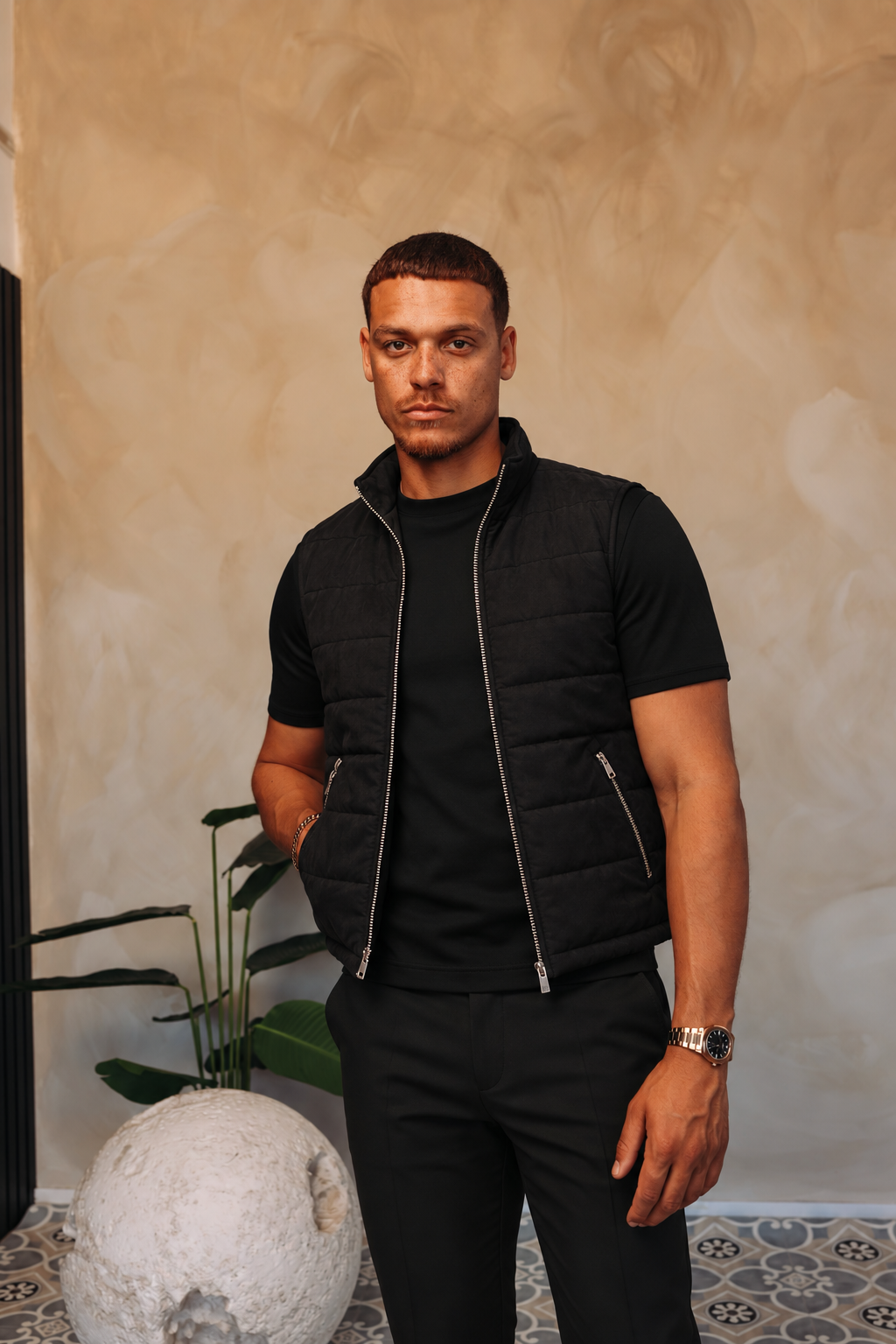 BASE BODYWARMER BLACK met passend Gloss-shirt en zwarte broek – lifestyle 3
