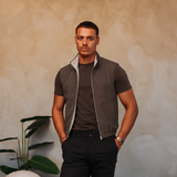 CORE BODYWARMER BROWN LIGHT met passend Gloss-shirt en zwarte broek – lifestyle 2