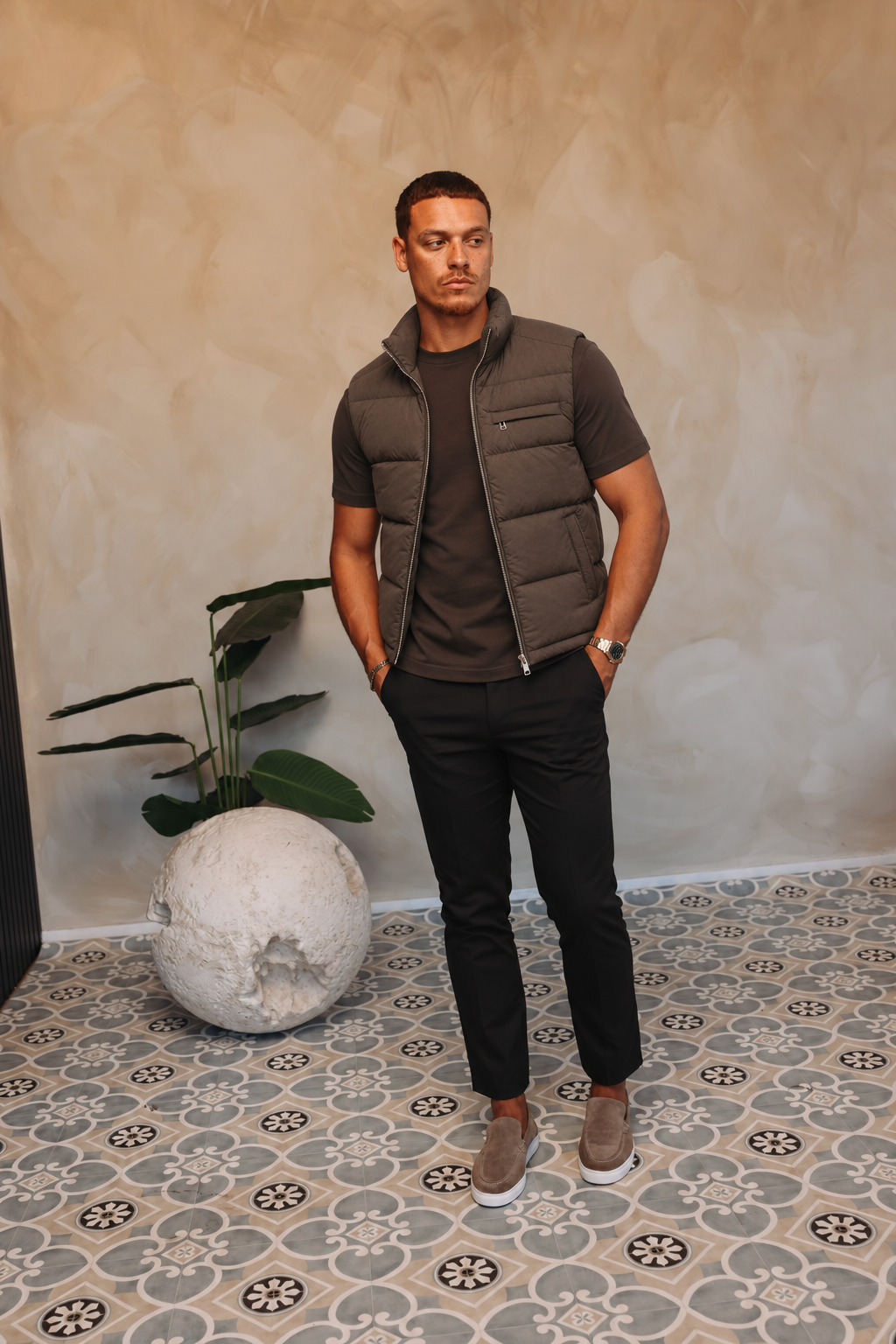 TORINO DOWN BODYWARMER | BROWN met passend Gloss-shirt en zwarte broek – lifestyle 1