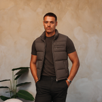 TORINO DOWN BODYWARMER | BROWN met passend Gloss-shirt en zwarte broek – lifestyle 2