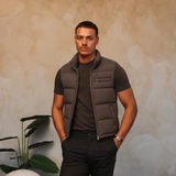 TORINO DOWN BODYWARMER | BROWN met passend Gloss-shirt en zwarte broek – lifestyle 2