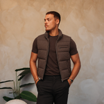 TORINO DOWN BODYWARMER | BROWN met passend Gloss-shirt en zwarte broek – lifestyle 3