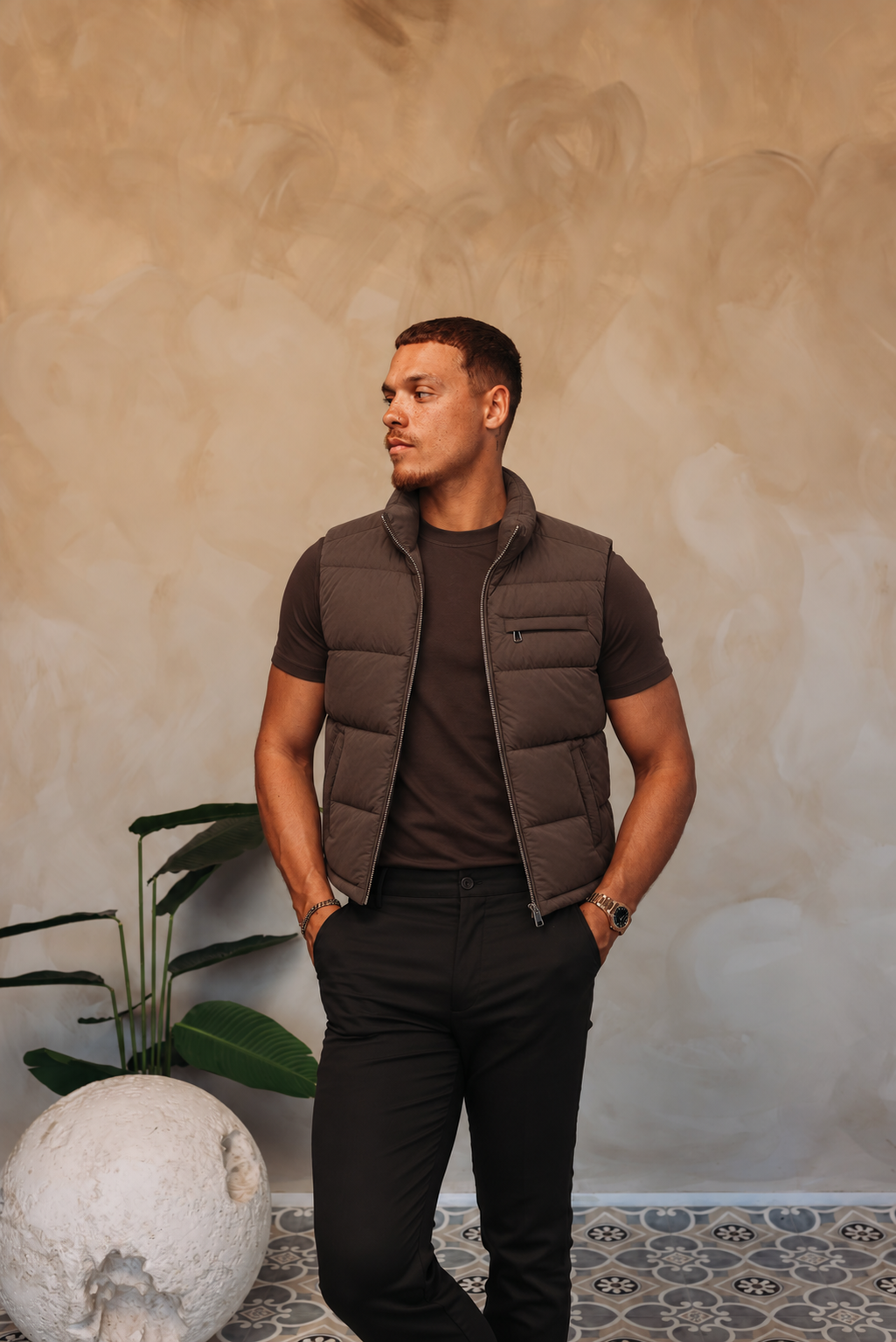 TORINO DOWN BODYWARMER | BROWN met passend Gloss-shirt en zwarte broek – lifestyle 3