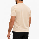 Gloss Essential Shirt beige – studio back, zwarte pantalon