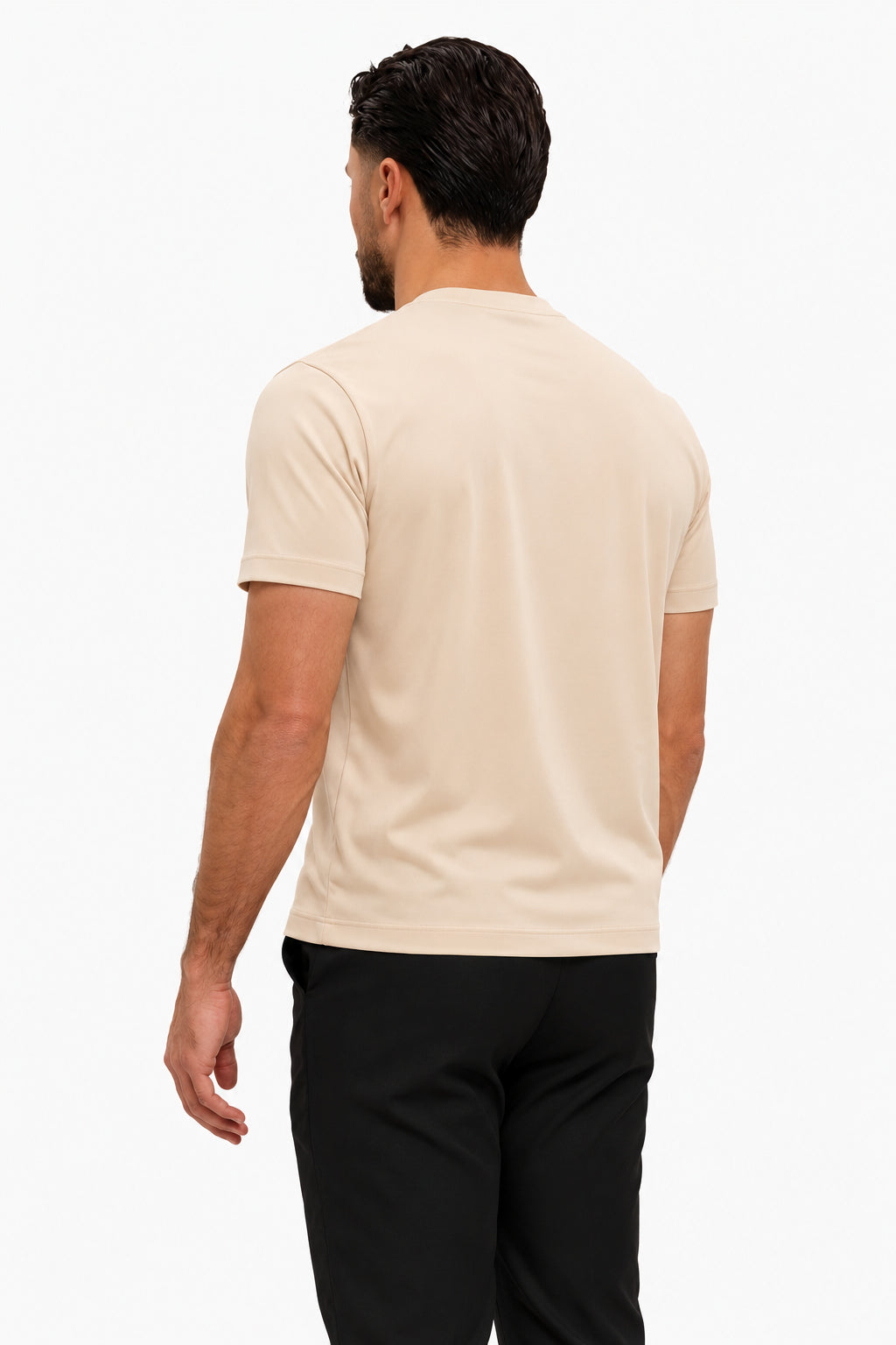 Gloss Essential Shirt beige – studio back, zwarte pantalon