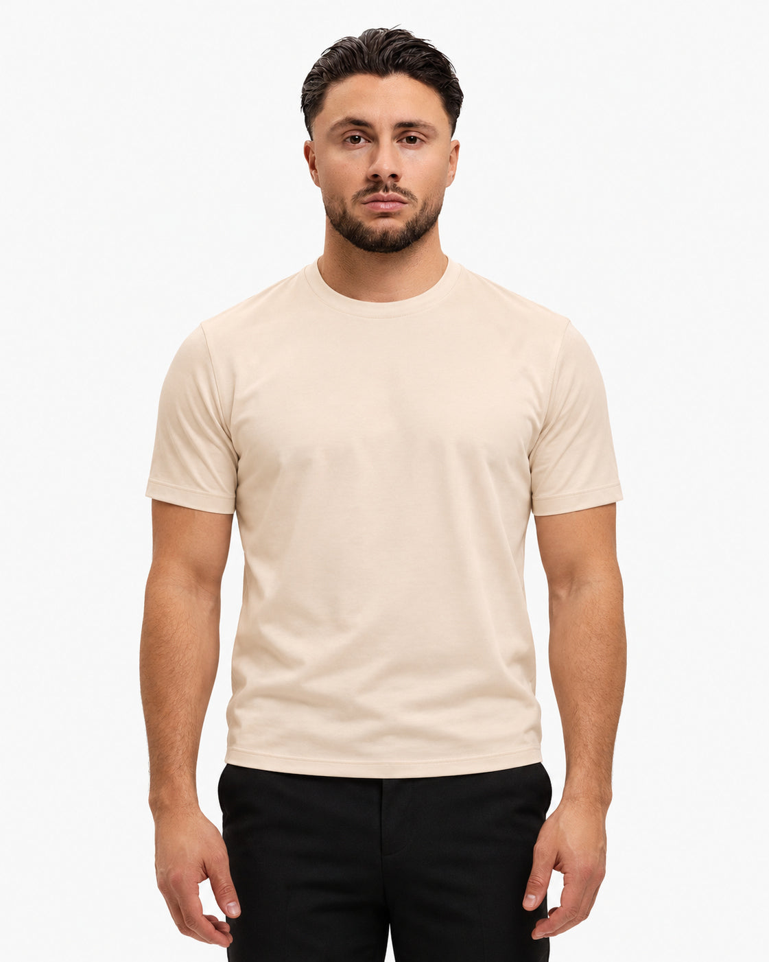 Gloss Essential Shirt Beige – studio voorkant, zwarte pantalon
