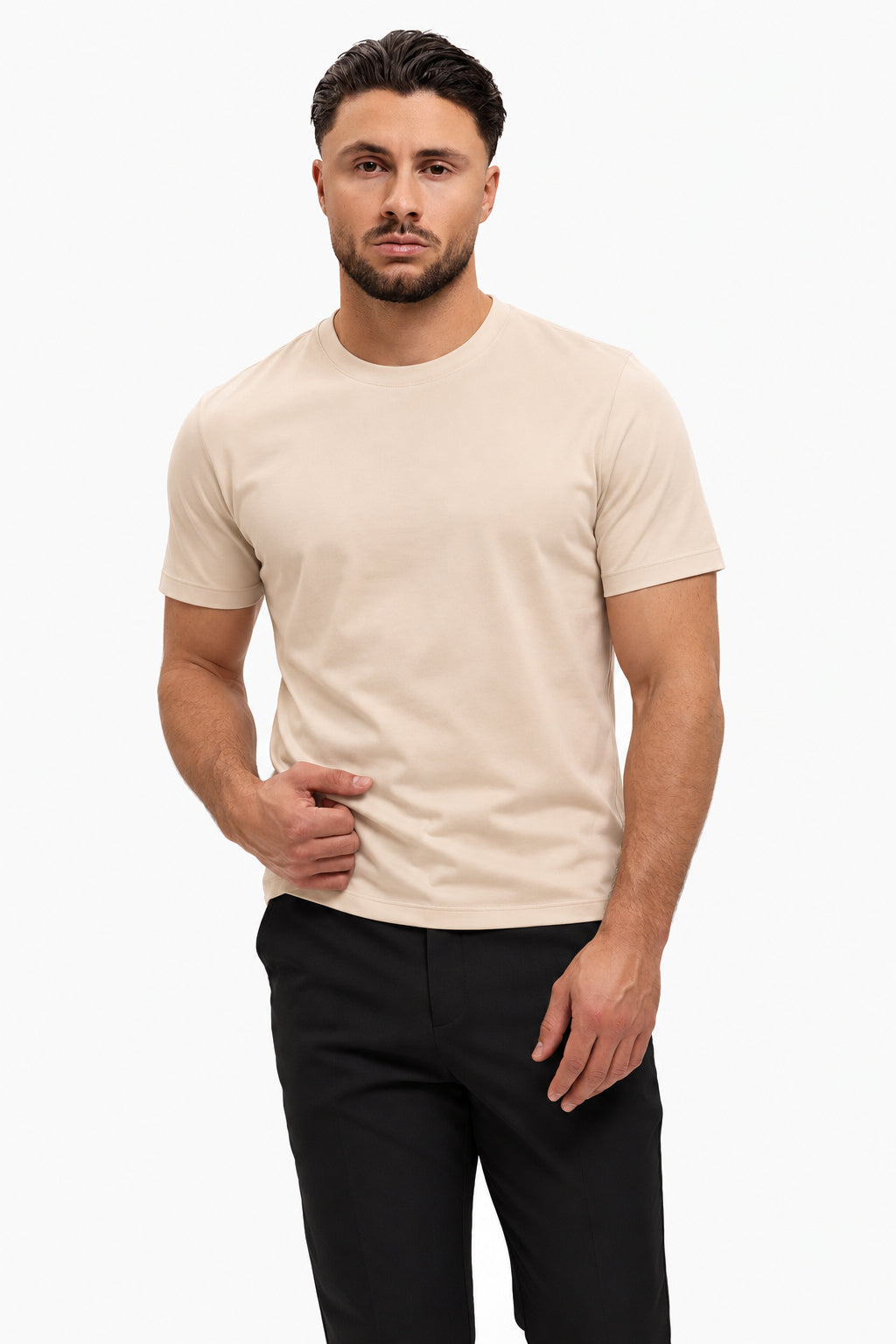 Gloss Essential Shirt beige – studio pose, zwarte pantalon