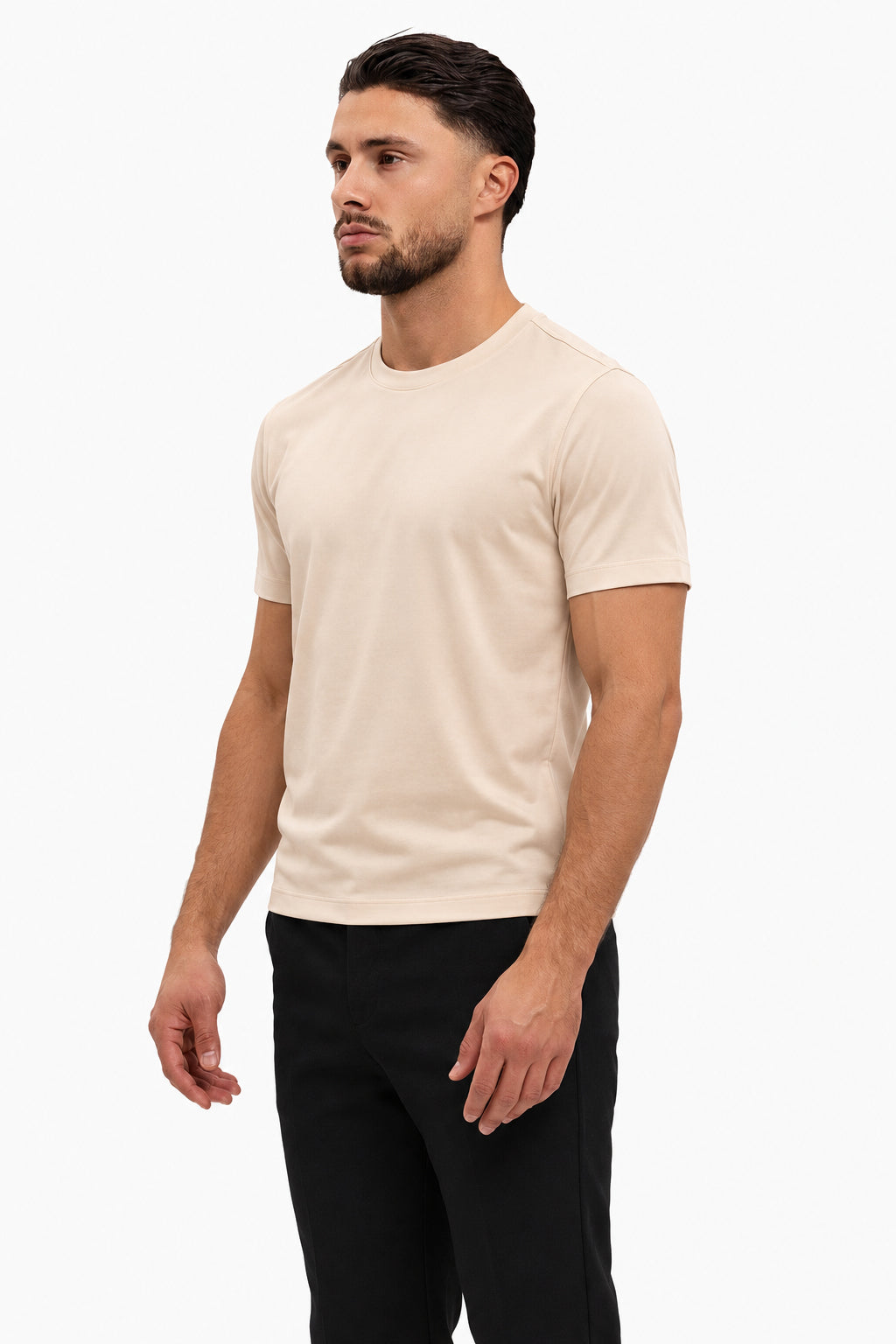 Gloss Essential Shirt beige – studio side, zwarte pantalon