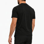 Gloss Essential Shirt black – studio back, zwarte pantalon