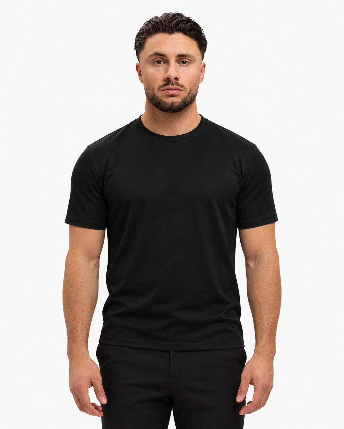 Gloss Essential Shirt black – studio front, zwarte pantalon