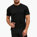 Gloss Essential Shirt black – studio pose, zwarte pantalon